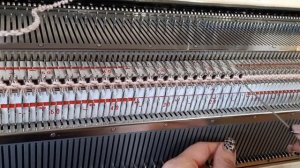Как надеть полотно жемчужной резинки на игольницу по открытым петлям. Машинное вязание