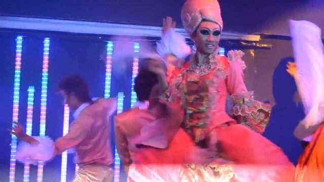 Madonna's "Vogue" at the Super﻿ Cabaret Show, Chiang Mai смотреть онлайн