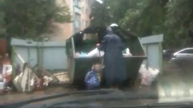 Бабка шакалит на помойке.