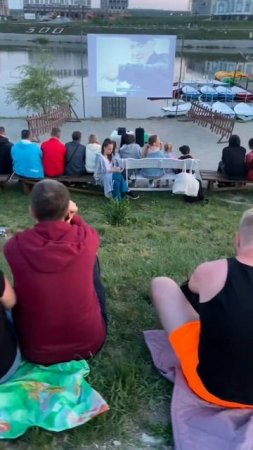 В Академическом появился кинотеатр под открытым небом
