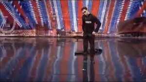 Круто танцует