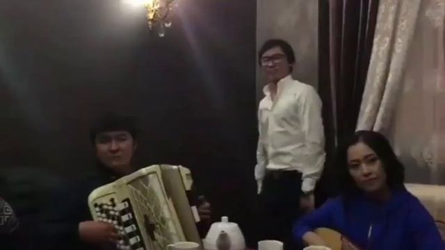Наркенже Серікбаева.  Қайрат Нұртас ән айтуда