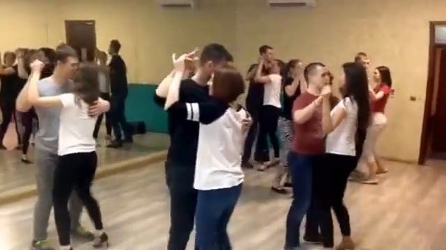 Первоапрельская бачата - парни и девушки меняются ролями смотреть онлайн