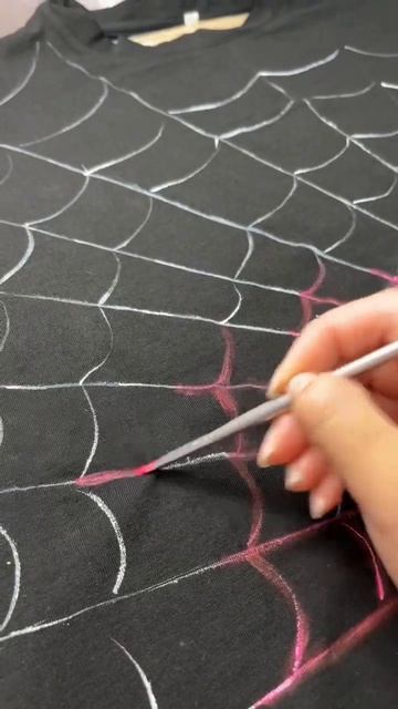 Рисунок с эффектом свечения #росписьодежды #кастомизация #рисуюназаказ #художник смотреть онлайн