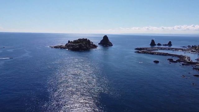 Faraglioni di Acitrezza in Sicilia la perla dello Jonio il Mare non finirà mai di farci emozionare смотреть онлайн