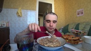 МУКБАНГ ДРУГАЯ ВЕРСИЯ - БЛИНЫ / ГРЕЧКА С КОТЛЕТАМИ / ПОМИДОРЫ С ЛУКОМ / EATING MUKBANG ASMR АСМР