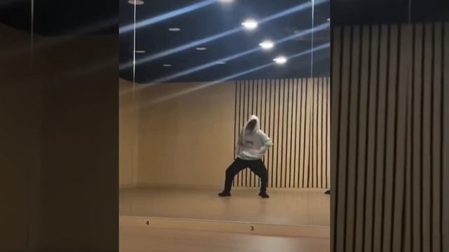 Niki from ENHYPEN dance break! смотреть онлайн