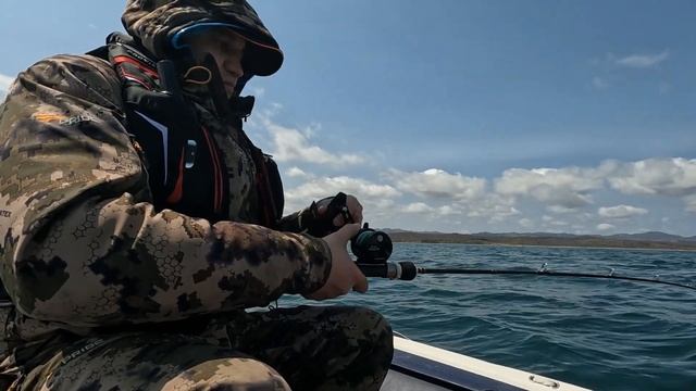 Ловили рыбу, а наловили краба в море на Сахалине