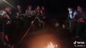 Макс Корж - Жить в кайф/кавер с компанией друзей в лесу у костра/атмосфера просто кайф/отлично спел