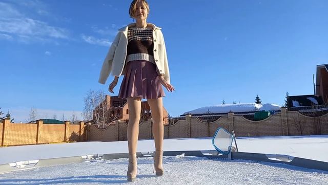 IN THIN NYLONS and HIGH HEELS I dance on SNOW and ICE... смотреть онлайн