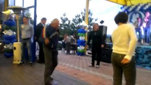 Нереально круто танцует. Shuffle