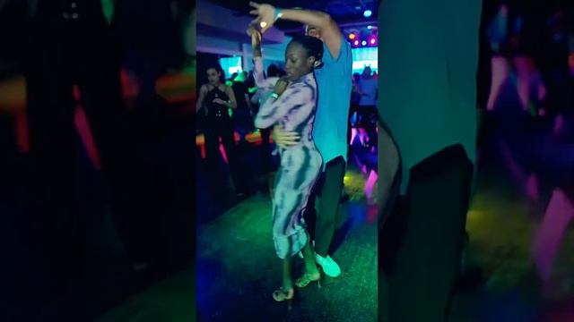 Samuel Funflow & Sasha Phillips - Salsa Social Dance @ Salsanamá (Italy) смотреть онлайн