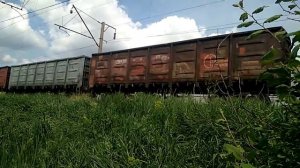 Грузовой поезд с полувагонами.