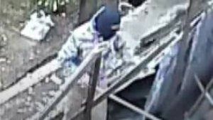 Ножкин Андрей Степанович одев на голову маску балаклаву разбойничает на участке соседа г. Волгоград