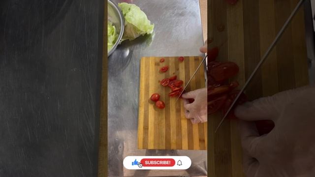 Цезарь салат 🥗с курицей #food #(спортивный салат ) смотреть онлайн