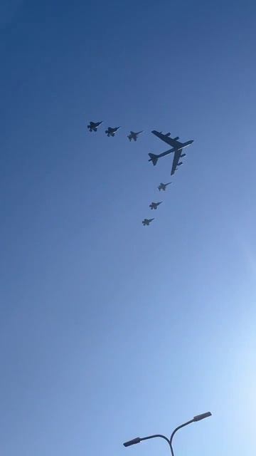 Это вчерашний пролет американского бомбардировщика Б-52 в сопровождении истребителей США в Талине смотреть онлайн