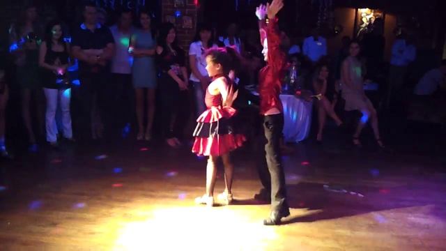 salsa dance in Copacabana club Almaty.mp4 смотреть онлайн