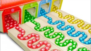 Играем в машинки, строим лабиринт для шариков запускаем их с горки прямо в домик и машинки. Детям