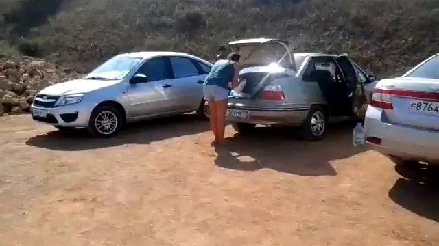 Орловка в крыму. Стоянка и спуск к дикому пляжу в деревне Орловка в Крыму