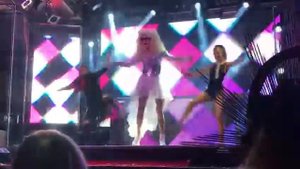 DONATELLA RETTORE _ performace miss Twiggy (Miss Rettore. Splendido splendente)