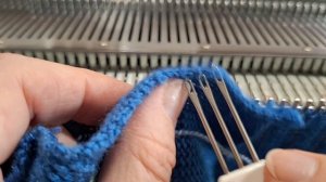 Обработка выреза горловины, если полотно даёт косину.