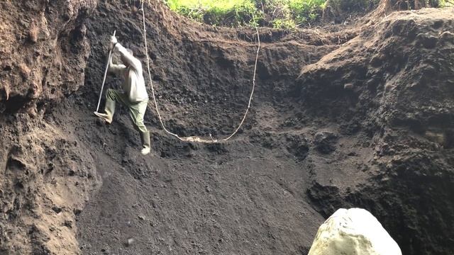 Строительство, шахтёры копают  чёрный песок