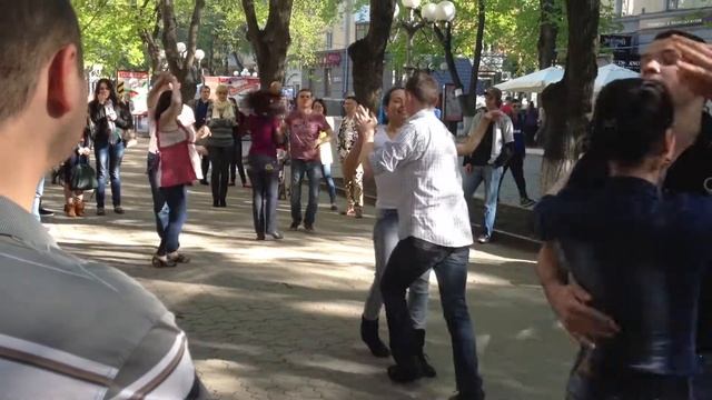 Сальса-флеш-моб в Полтаві біля "Львівської кав'ярні". смотреть онлайн