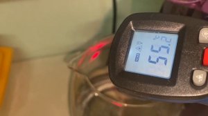 Замер температуры воды в чайнике Пирометром Зубр ТермПро-550