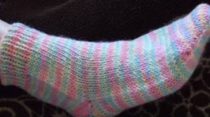 ВЯЗАНИЕ ДВУМЯ СПИЦАМИ САМЫХ ПРОСТЫХ ДЕТСКИХ НОСОЧКОВ! Вязание для начинающих.