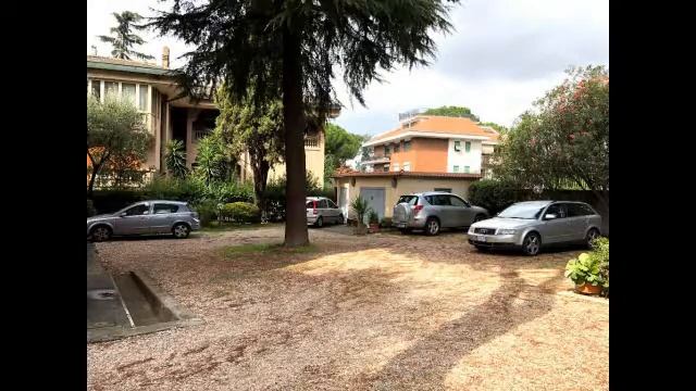 TRILOCALE IN VILLINO QUARTO MIGLIO APPIA NUOVA