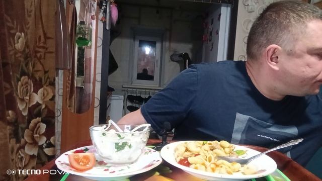 мукбанг/обжор/макароны по флотски,маринованный лук,свежие помидоры/