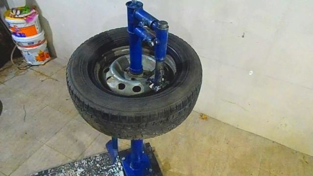 Самодельный ШИНОМОНТАЖ!!! Как работает заводская и самодельная лапка. DIY tire changing machine!!