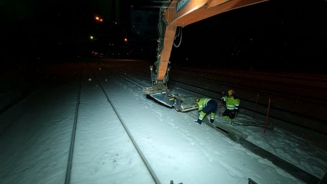 Укладываем крышки кабельканала. Работа и жизнь в Финляндии смотреть онлайн