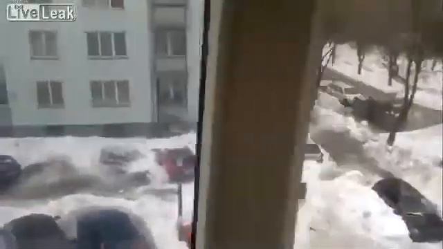 Снег с Крыши Раздавил Несколько Машин! youtube original смотреть онлайн