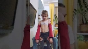 ребёнок учится ходить и стоять.