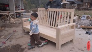 Плотник Ан Сюй изготавливает деревянный диван и кресло