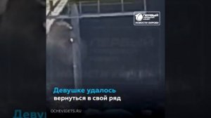 В Кирове автомобиль упал с моста на железнодорожные пути .