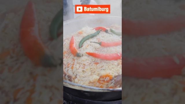 Вкусный плов, которым угощали всех участников вечеринки...