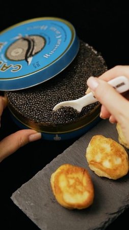 «Икра для обеда тоже самое, что шуба для девушки в вечернем платье». 
Людвиг Бемельманс.