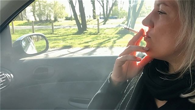 Женщина курит в лосинах Leya