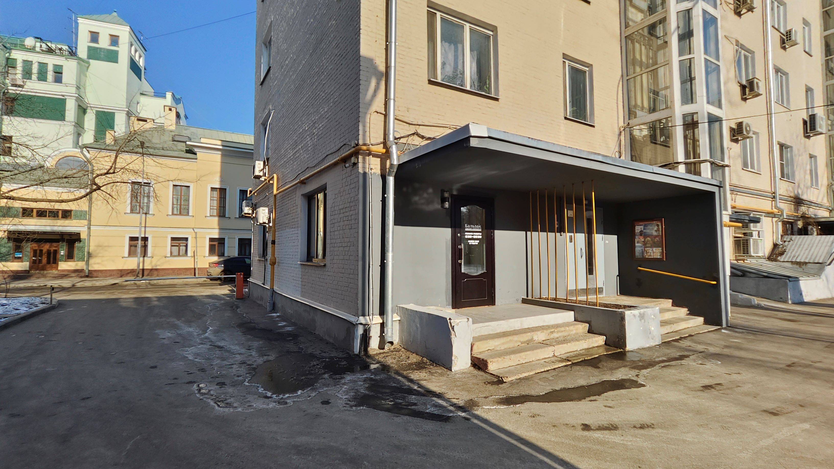 Первый этаж 32 м2 в аренду. Район Замоскворечье.