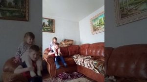 Как я катаю маленькую девочку на спине