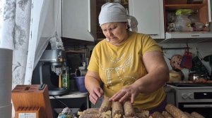 ЖЕНЩИНА в селе /в моем СВЕТОФОРЕ мясо есть