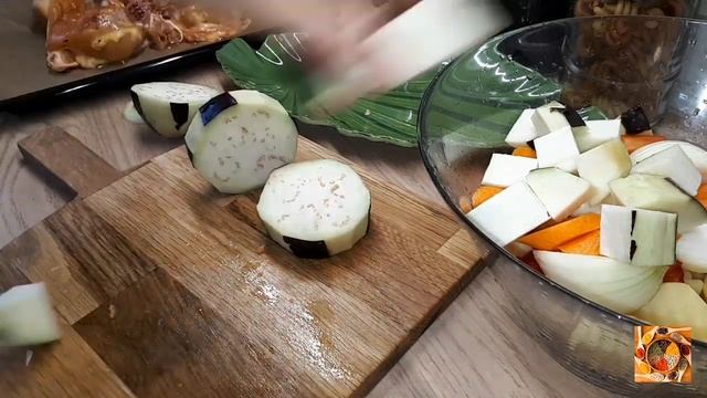 Советую всемочень вкусно и без лишних хлопот.  Курочка запеченная с овощами!!