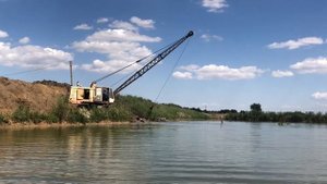 Драглайн ЭО-4112 углубление пруда, видео с воды