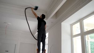 Обеспыливание стен и потолков специалистом "Клининг-Сервис"