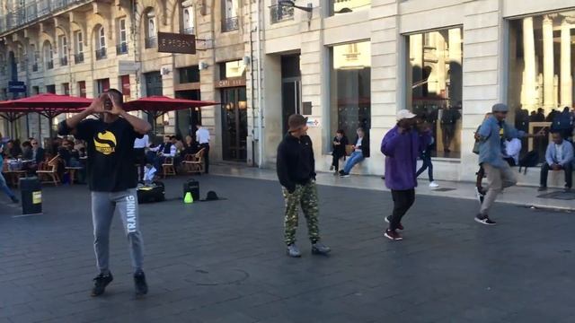 Танцы на улице в Бордо смотреть онлайн