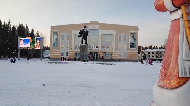 1080p_46_Город_Мирный_главная_площадь_ёлка