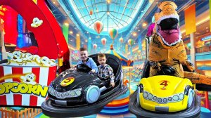 Такое вобще возможно??? Динозавр в парке развлечений!!!