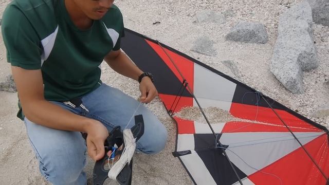 How To Assembly and Fly A Stunt Kite  Beginning
